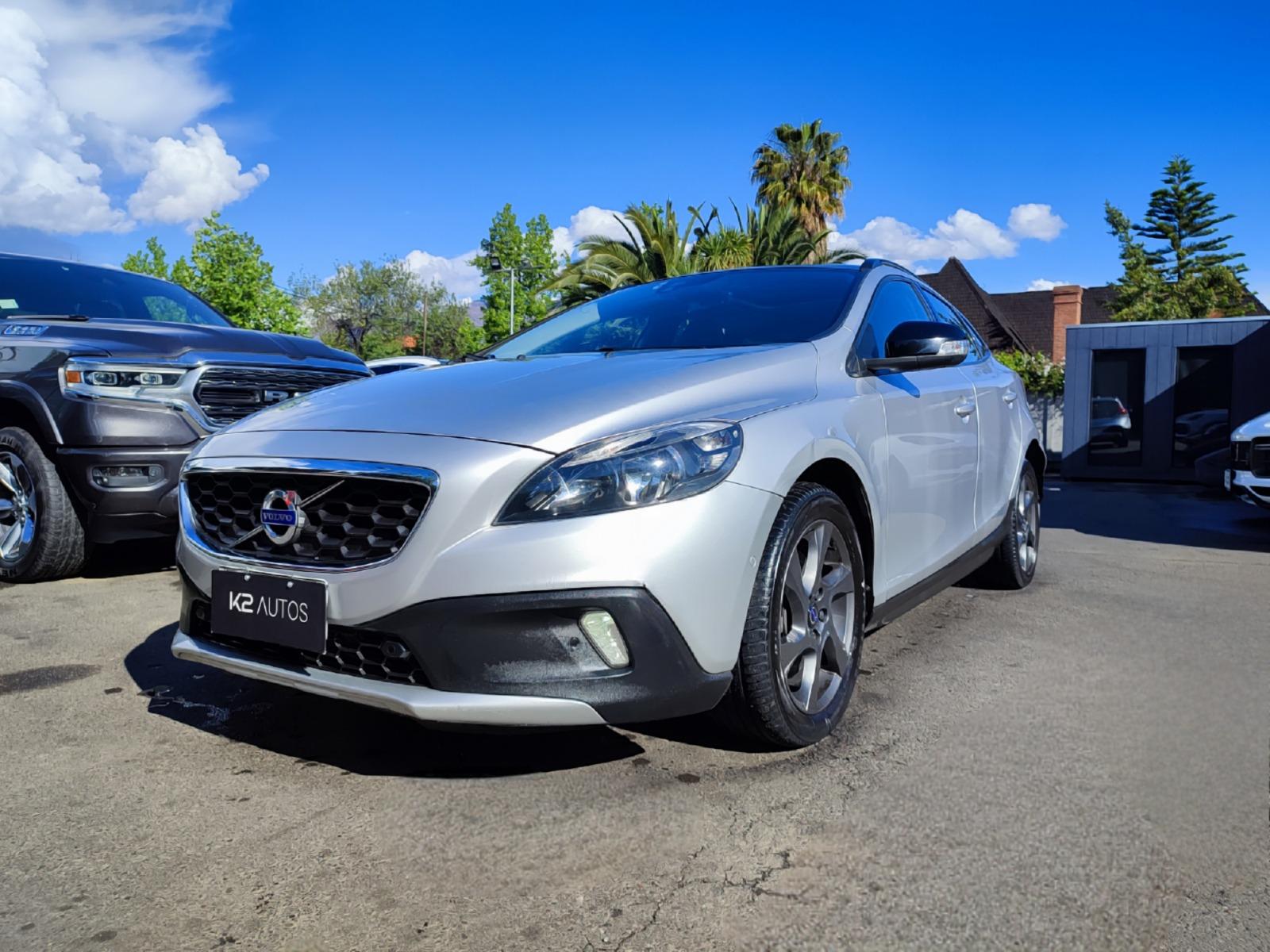 VOLVO V40 CROSS COUNTRY T4 AWD LIMITED 2.0 2016 MANTENCIONES EN LA MARCA - K2 AUTOS