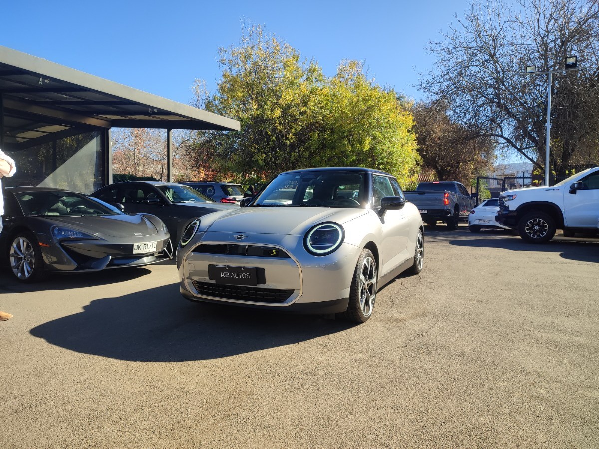 MINI COOPER SE FAVOURED 2025 COMO NUEVO, POCO KM - FULL MOTOR