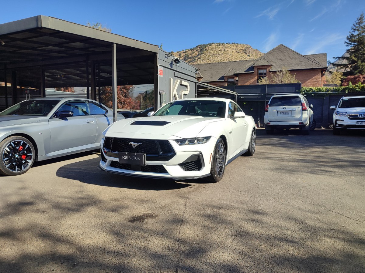 FORD MUSTANG GT PREMIUM 5.0 V8 2025 COMO NUEVO, TODO AL DIA - K2 AUTOS