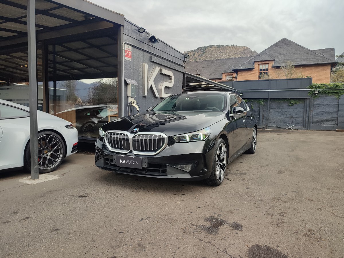 BMW 520I HERITAGE BERLINA 2.0 AT 2024 FULL EQUIPO, TODO EN LA MARCA - K2 AUTOS