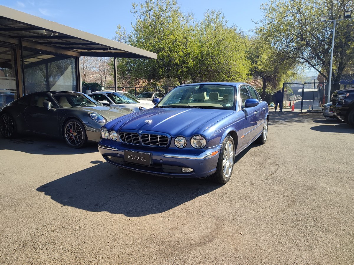 JAGUAR XJ8 4.2 V8 SE 2005 300 HP, CARROCERIA ALUMINIO - K2 AUTOS