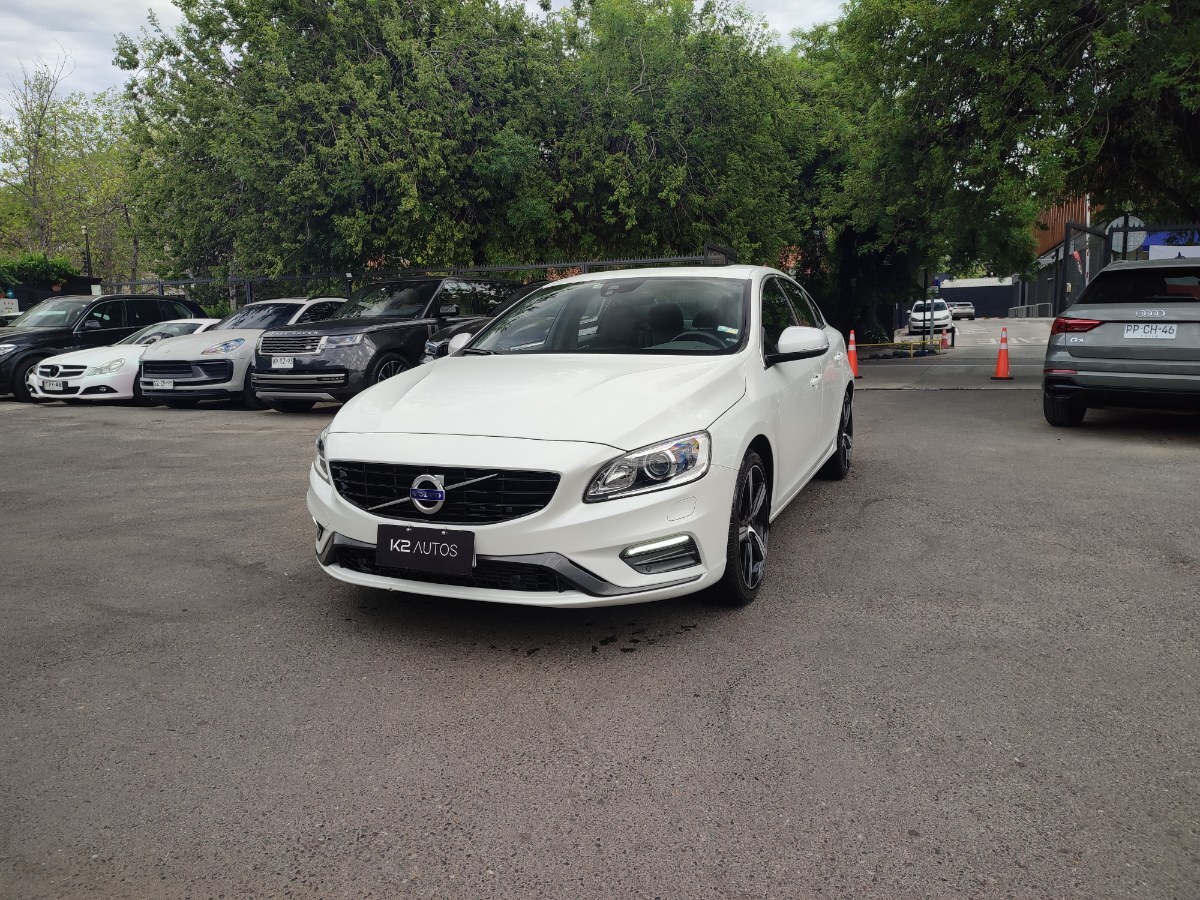 VOLVO S60 T6 RDESIGN 4WD 2.0 2018 POCO KM, TODO AL DIA - K2 AUTOS