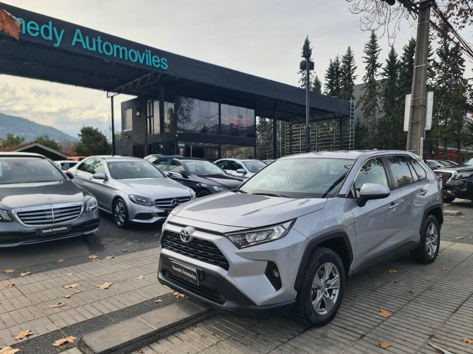 TOYOTA RAV 4 2.0 LE 2023 Único dueño. Mantenciones en la marca - 