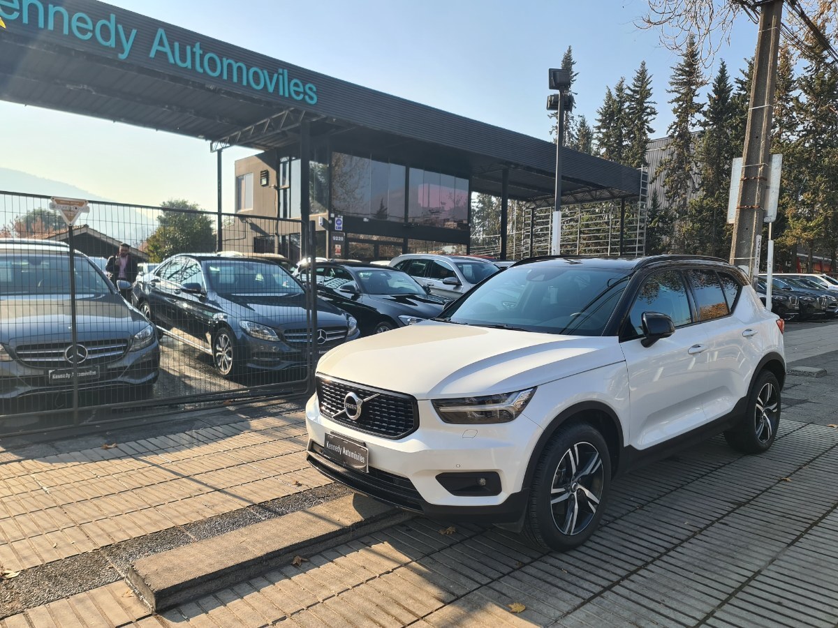 VOLVO XC40 2.0 T4 INSCRIPTION FWD AT 5P. 2021 Excelente Estado. Mantenciones en la marca - FULL MOTOR