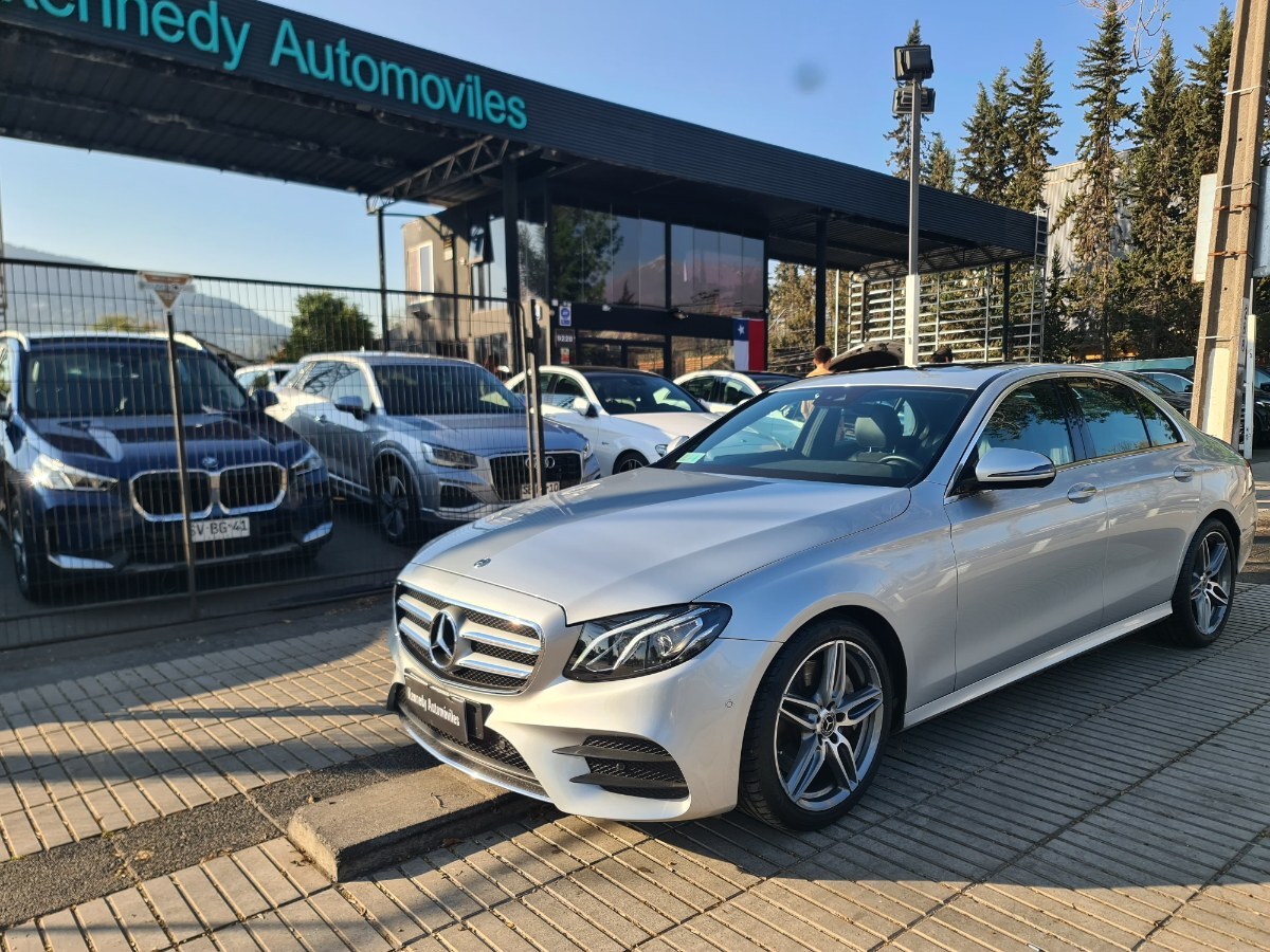 MERCEDES-BENZ E300 2.0 LOOK AMG 4X2 AT 4P. 2019 Único dueño. Poco KM - FULL MOTOR