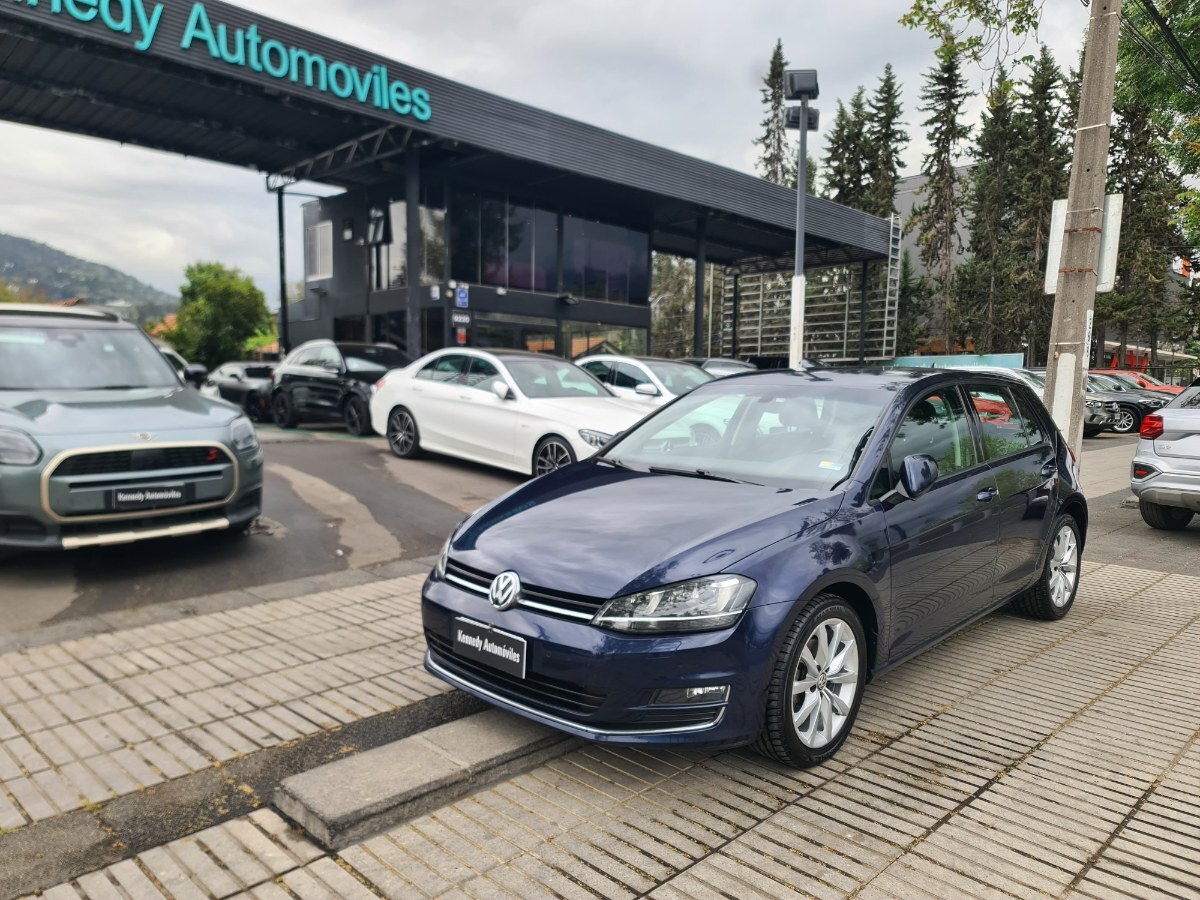 VOLKSWAGEN GOLF 2.0 TDI HIGHLINE DIESEL 4X2 AT 5P. 2018 02 dueños. Buen estado - FULL MOTOR