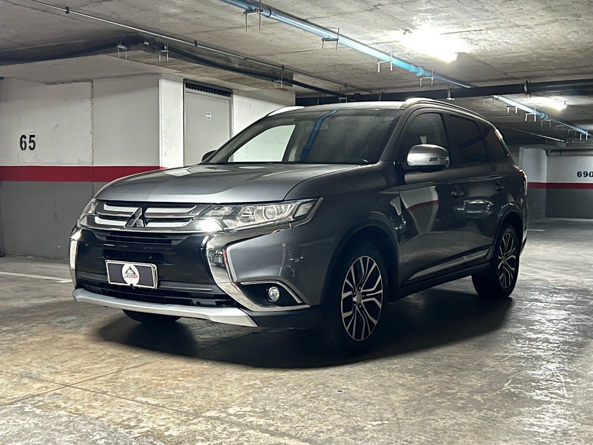 MITSUBISHI OUTLANDER 4X4 GLX 2.4 2019 ÚNICO DUEÑO - FULL MOTOR