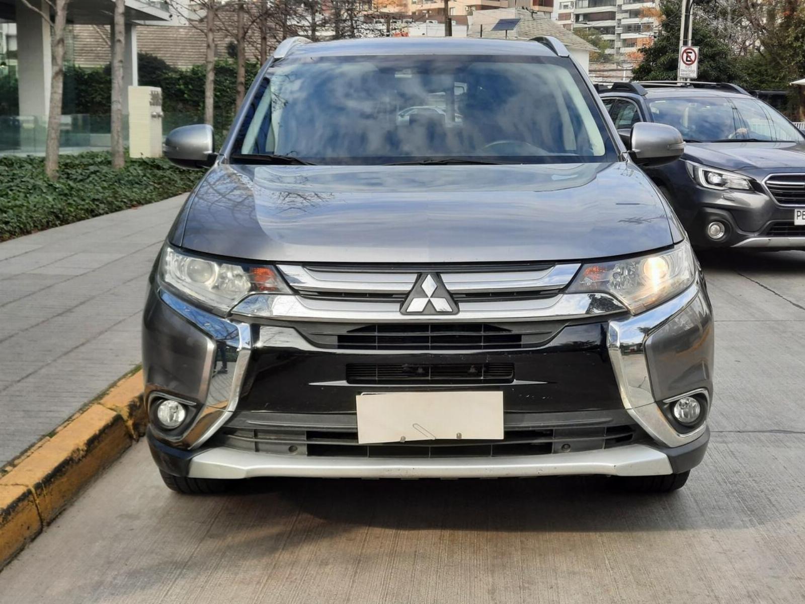 MITSUBISHI OUTLANDER GLX 4X4 2.4 2017 TRES CORRIDAS DE ASIENTOS - FULL MOTOR