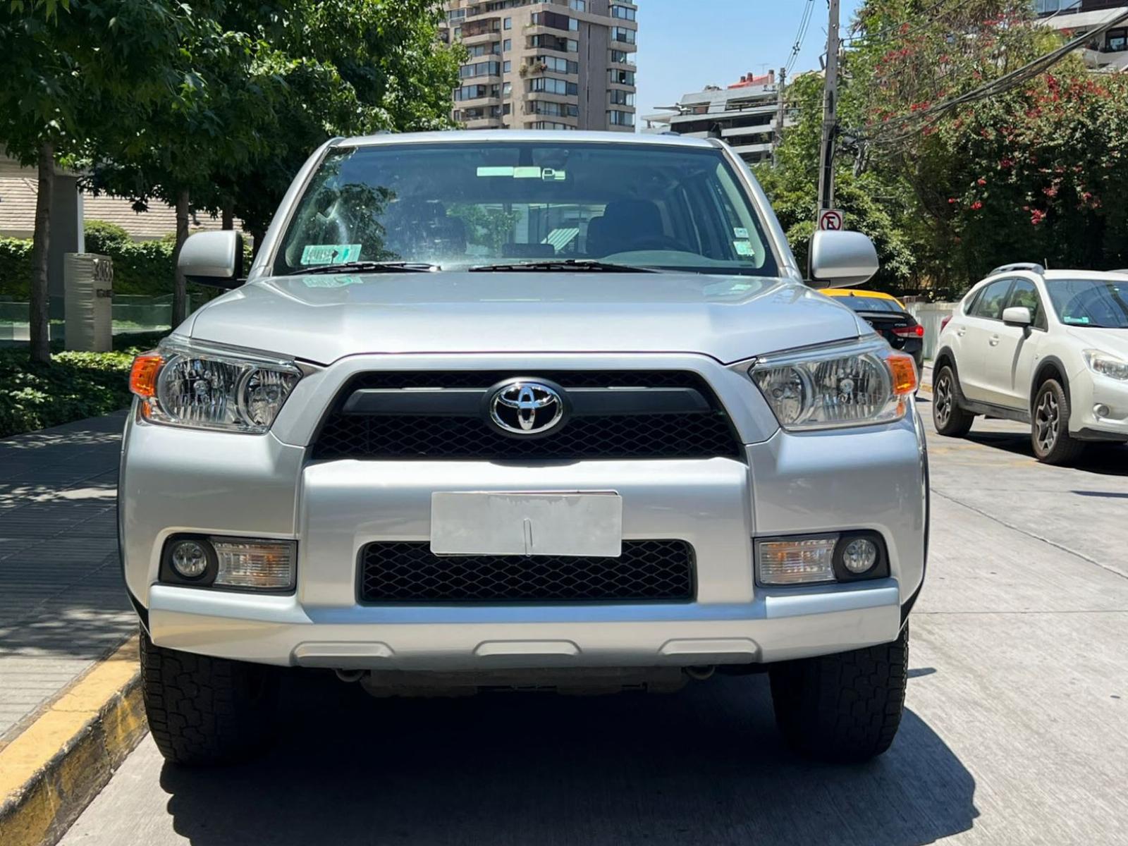 TOYOTA 4 RUNNER SR5 4.0 4X4 2012 TRES CORRIDAS DE ASIENTOS - FULL MOTOR