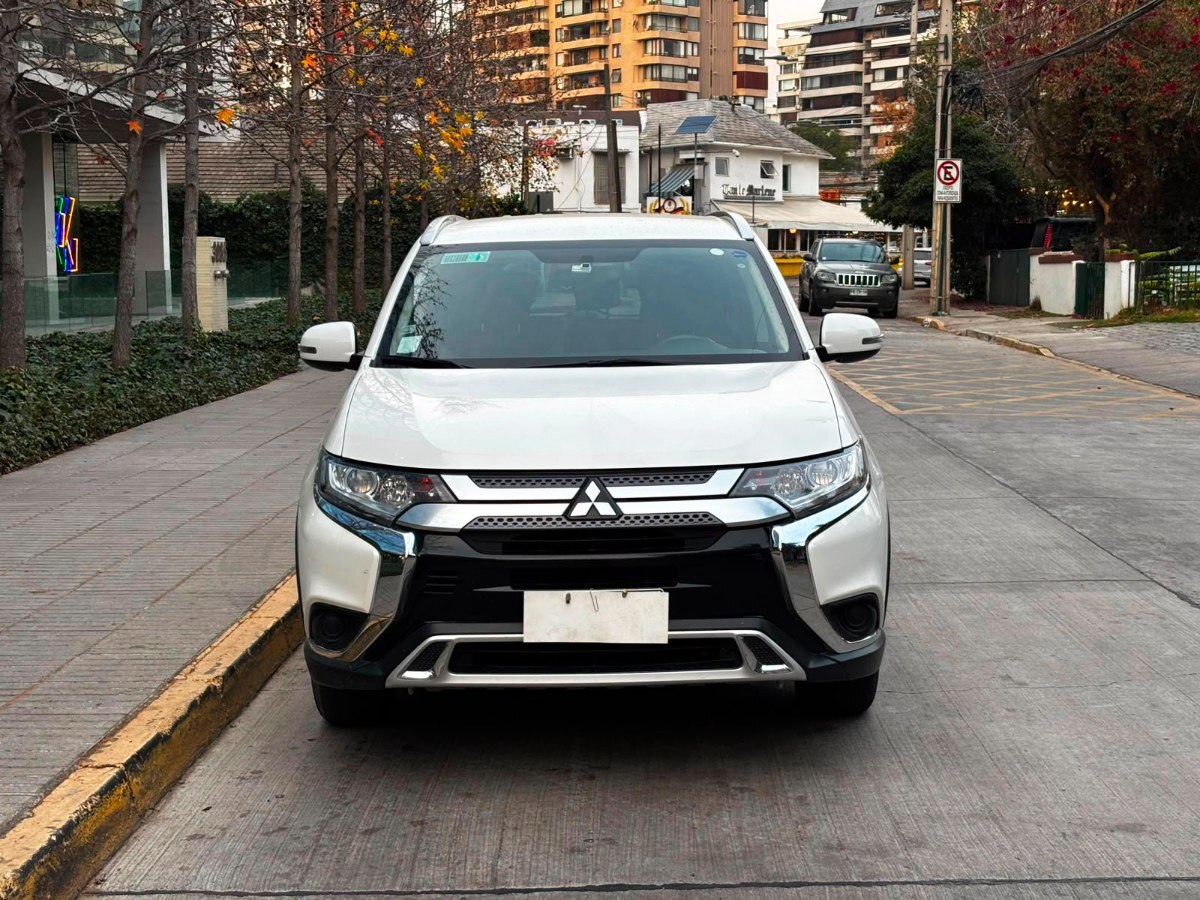 MITSUBISHI OUTLANDER 2.0 MT 2022 ÚNICO DUEÑO - FULL MOTOR