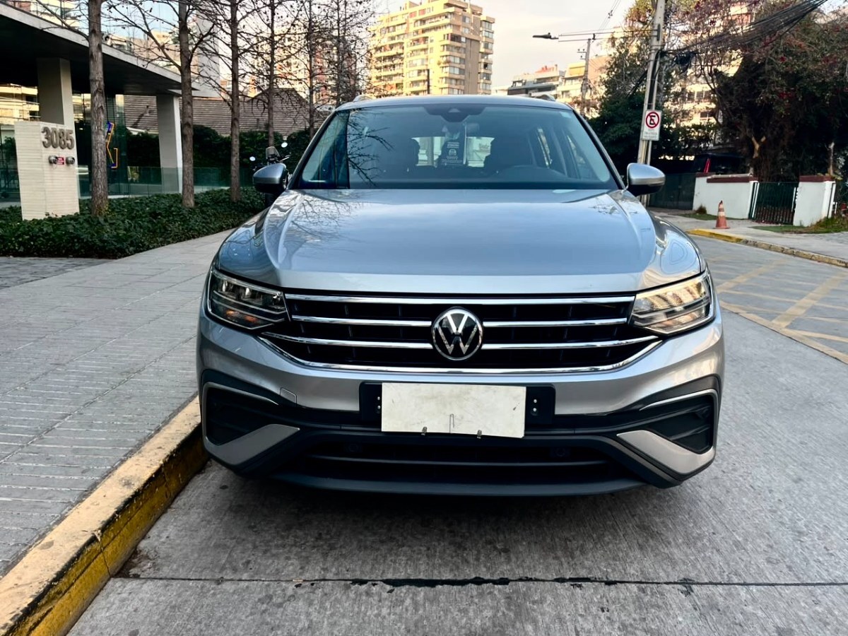 VOLKSWAGEN TIGUAN COMFORTLINE 1.4 TSI 2023 UN DUEÑO MANTENIMIENTO EN LA MARCA - FULL MOTOR