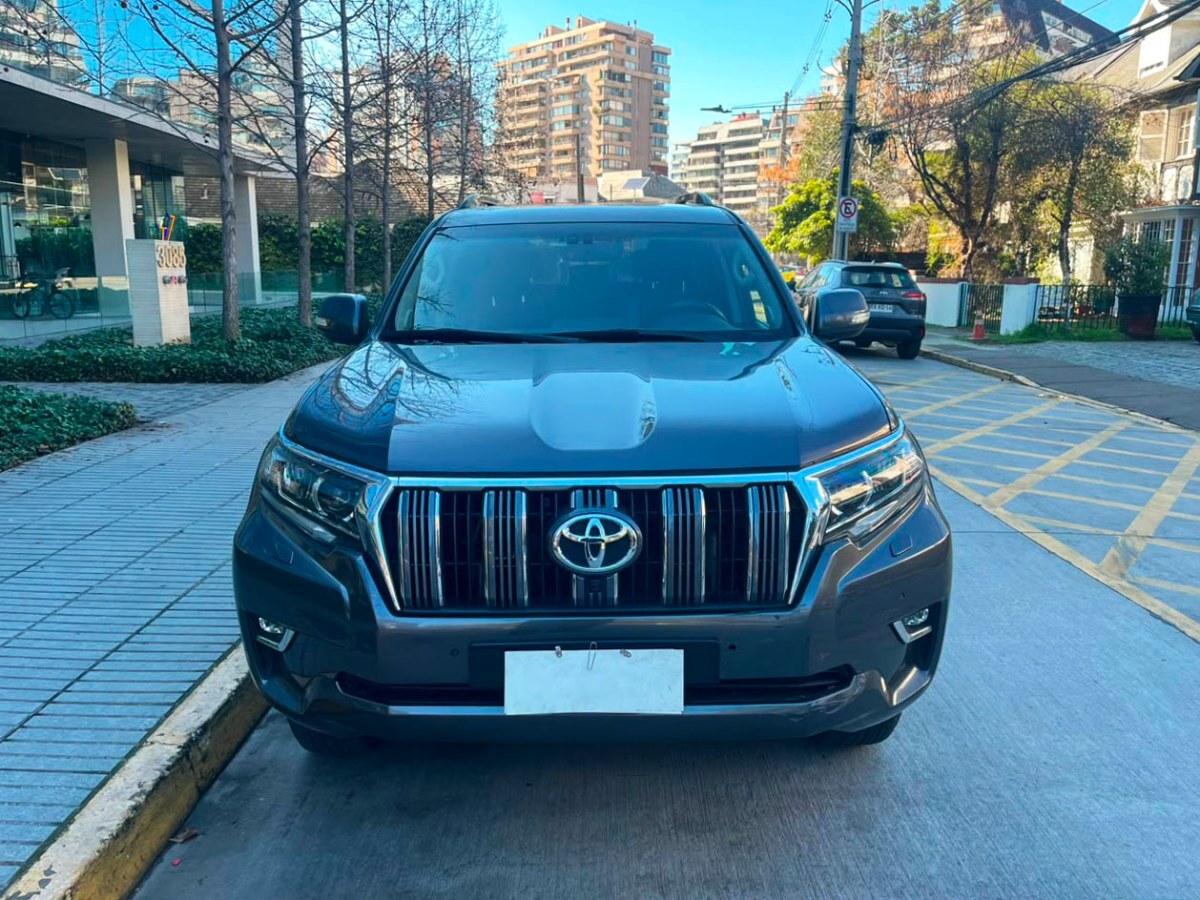 TOYOTA LAND CRUISER PRADO VX 4.0 2023 TRES CORRIDAS DE ASIENTOS - FULL MOTOR