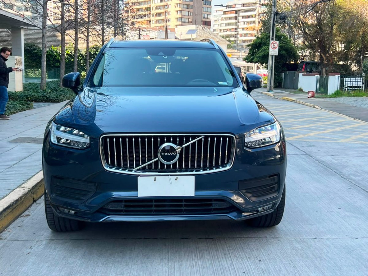 VOLVO XC90 MOMENTUM B6 AWD 2023 TRES CORRIDAS DE ASIENTOS - FULL MOTOR