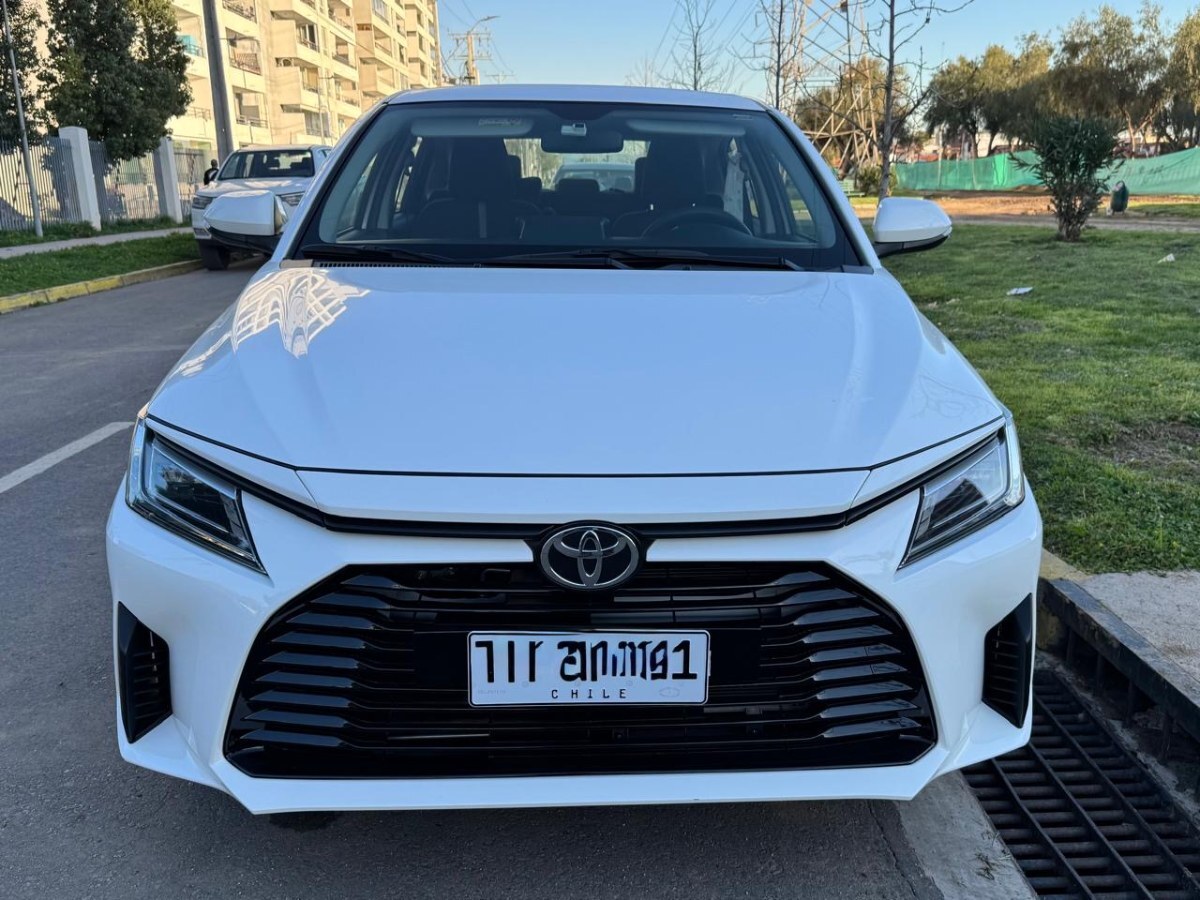 TOYOTA YARIS SEDAN 1.5 MT 2024 ÚNICO DUEÑO - FULL MOTOR