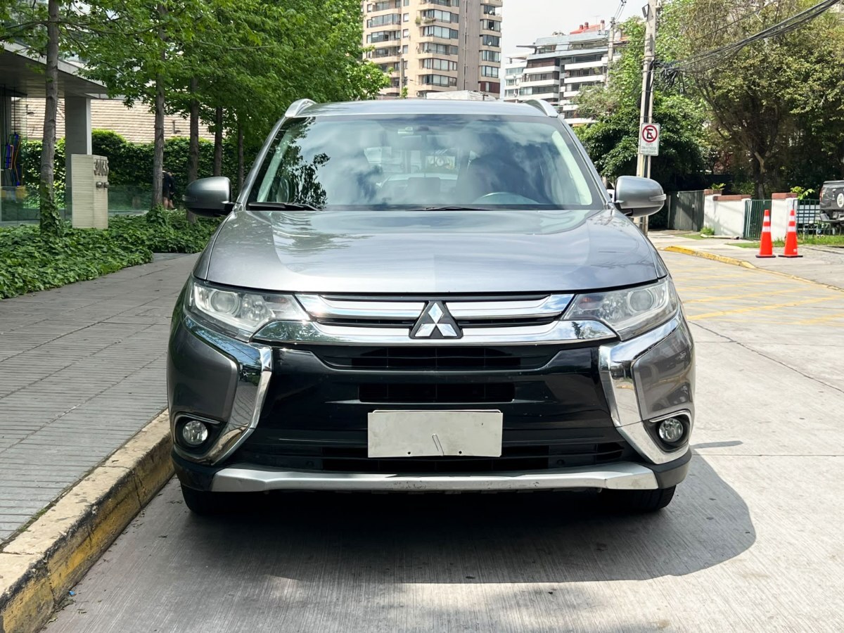 MITSUBISHI OUTLANDER GLX 4X4 2.4 AT 2017 TRES CORRIDAS DE ASIENTOS - FULL MOTOR