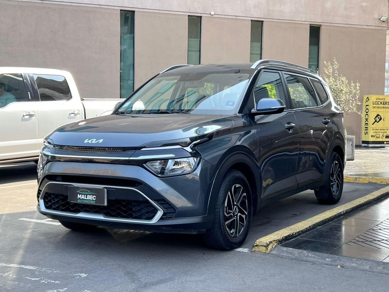 KIA CARENS EX 1.4 AT 2023 TRES CORRIDAS DE ASIENTOS - FULL MOTOR