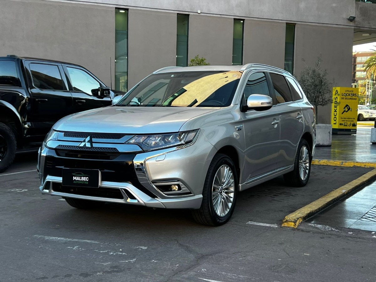 MITSUBISHI OUTLANDER HÍBRIDO 4WD 2021 MANTENIMIENTO EN LA MARCA UN DUEÑO - FULL MOTOR