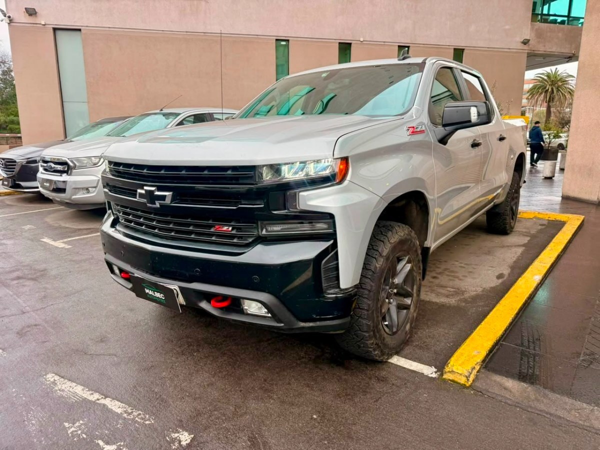 CHEVROLET SILVERADO LT TRAILBOSS 5.3 2022 MANTENIMIENTO EN LA MARCA UN DUEÑO - FULL MOTOR