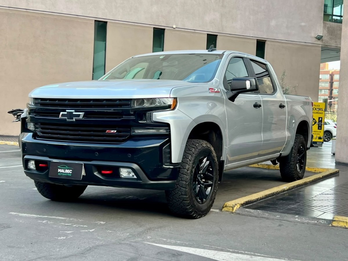 CHEVROLET SILVERADO LT TRAILBOSS 5.3 2022 MANTENIMIENTO EN LA MARCA UN DUEÑO - FULL MOTOR