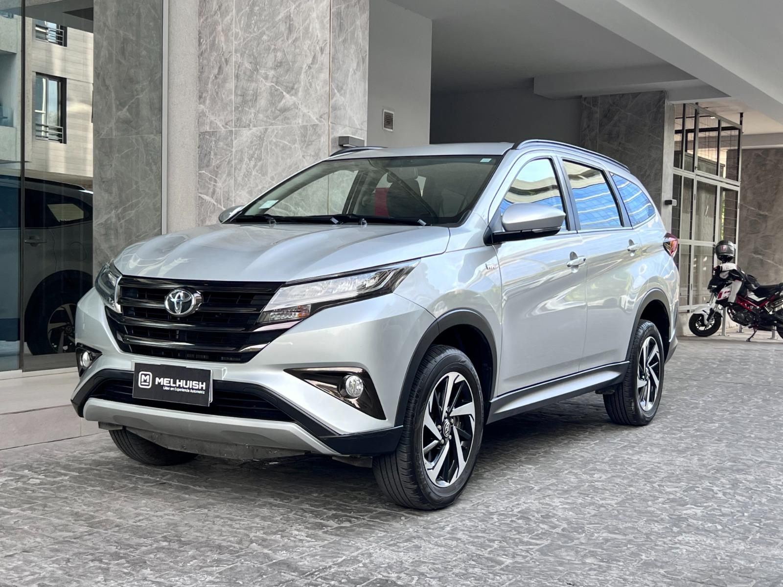 TOYOTA RUSH XEI 1.5 2022 TRES CORRIDAS DE ASIENTOS - 