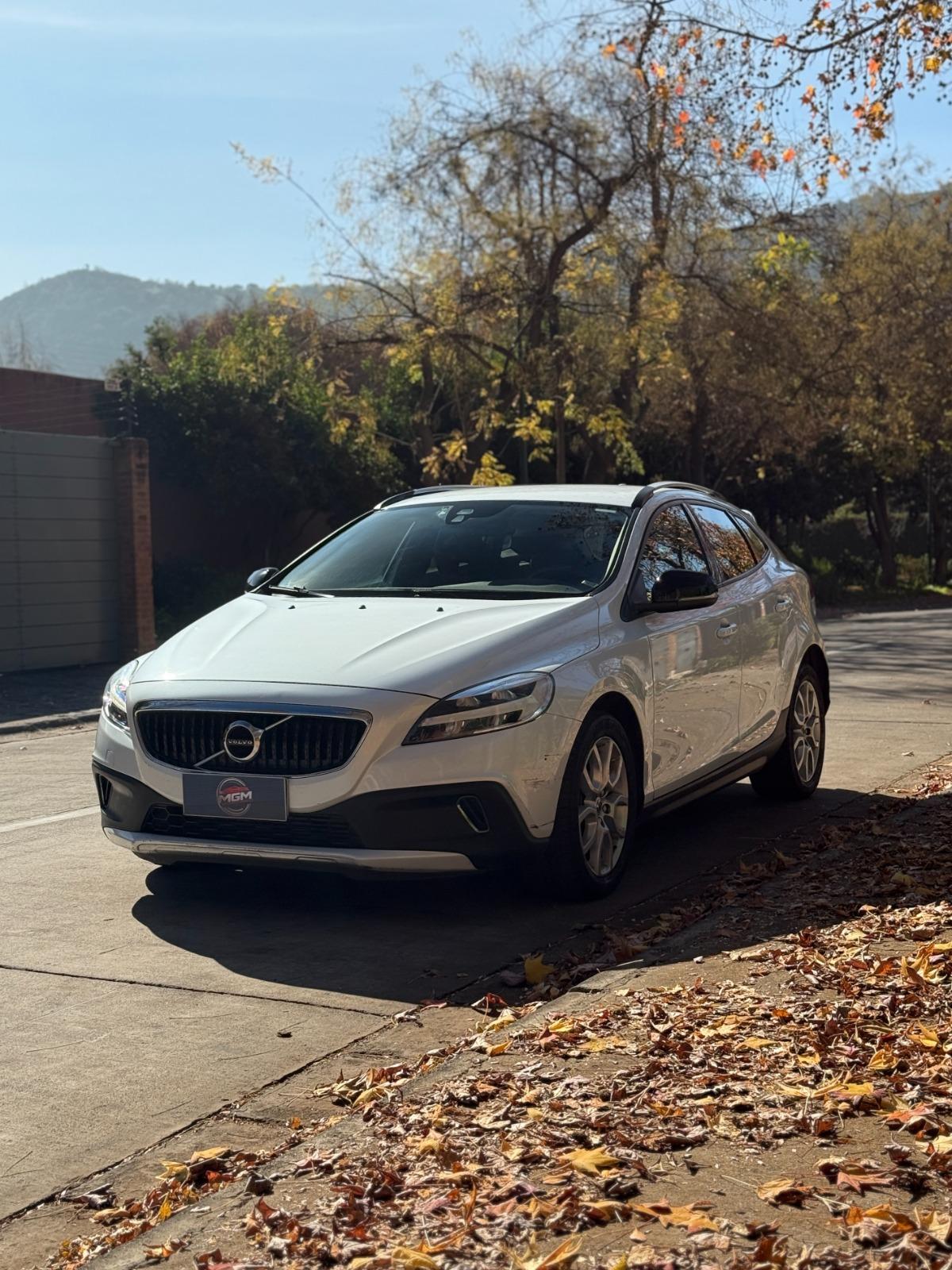 VOLVO V40 CROSS COUNTRY 2017 IMPECABLE - POCO KILOMETRAJE - 