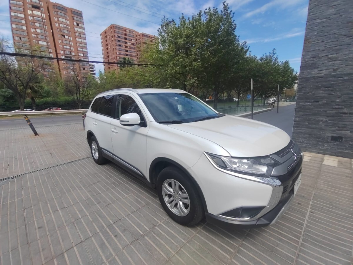 MITSUBISHI OUTLANDER 2.0 GLX 4X2 AT 5P 2022 Excelente Oportunidad - FULL MOTOR