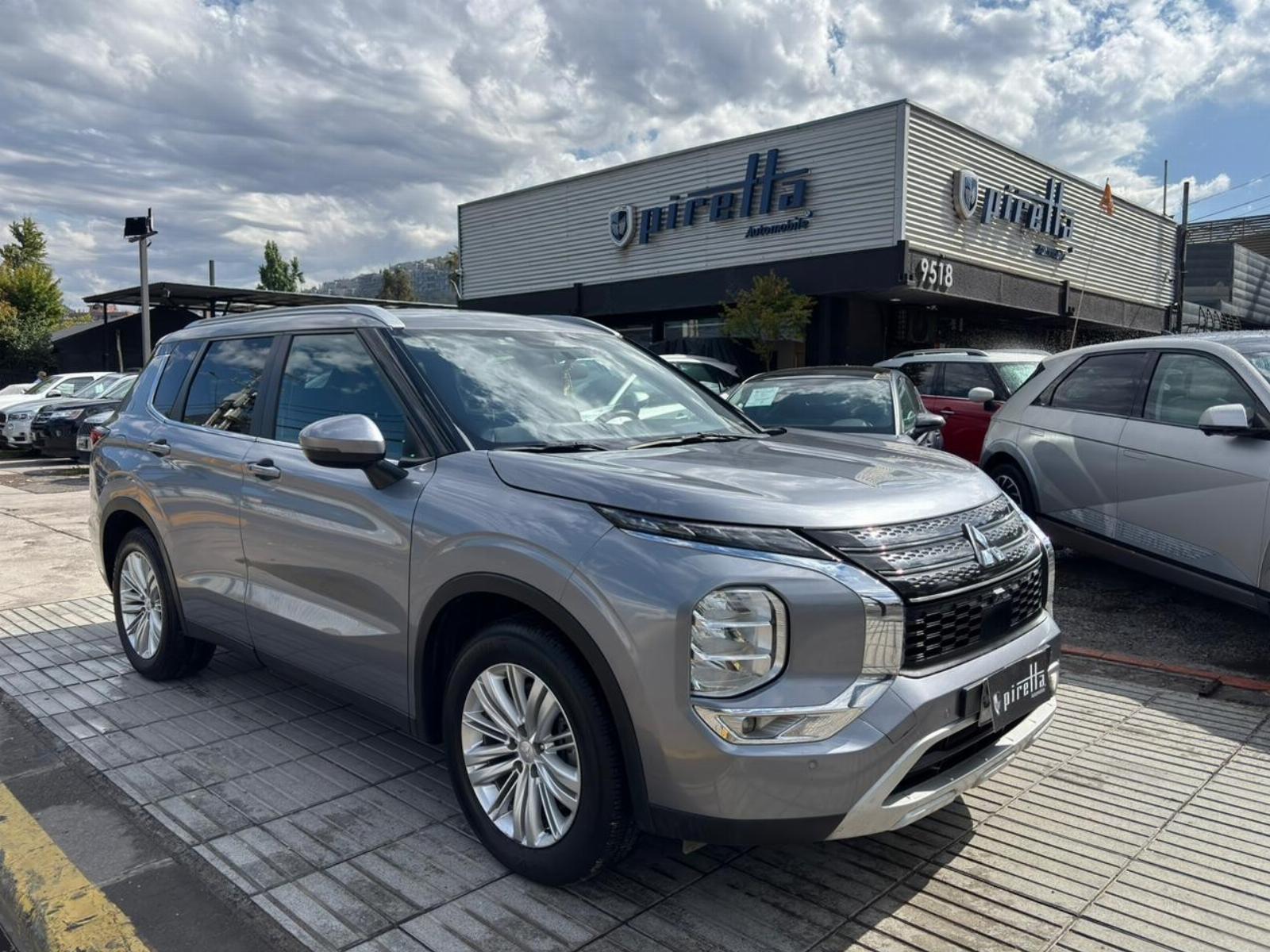 MITSUBISHI OUTLANDER 2.5 GLX 4X2 7 PLAZAS. 2023 UN DUEÑO, 3 CORRIDAS DE ASIENTOS - FULL MOTOR