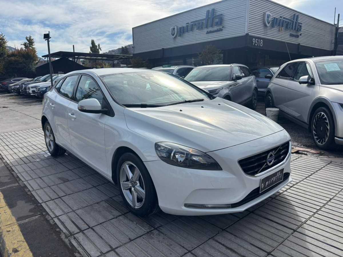 VOLVO V40 D2 POWERSHIFT COMFORT 1.6 2016 UN DUEÑO, MANTENCIONES EN LA MARCA - FULL MOTOR