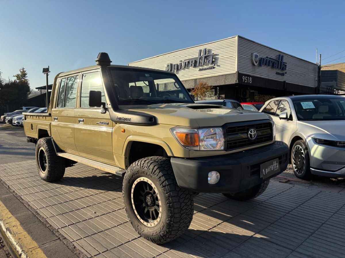 TOYOTA LAND CRUISER D CAB 4.5 AUT 2023 ÚNICO DUEÑO - FULL MOTOR