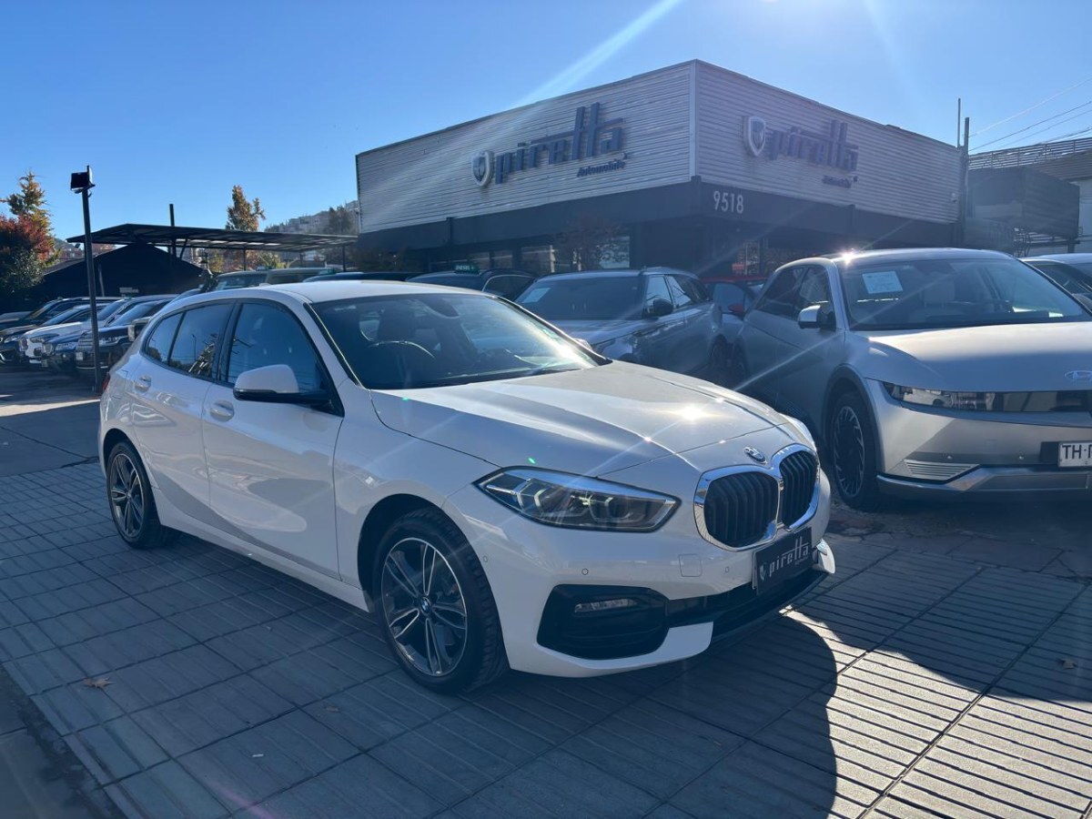 BMW 118I Sport Plus 5P 2022 UNA DUEÑA, 25.000 KM, MANTENCIONES EN LA MARCA - FULL MOTOR