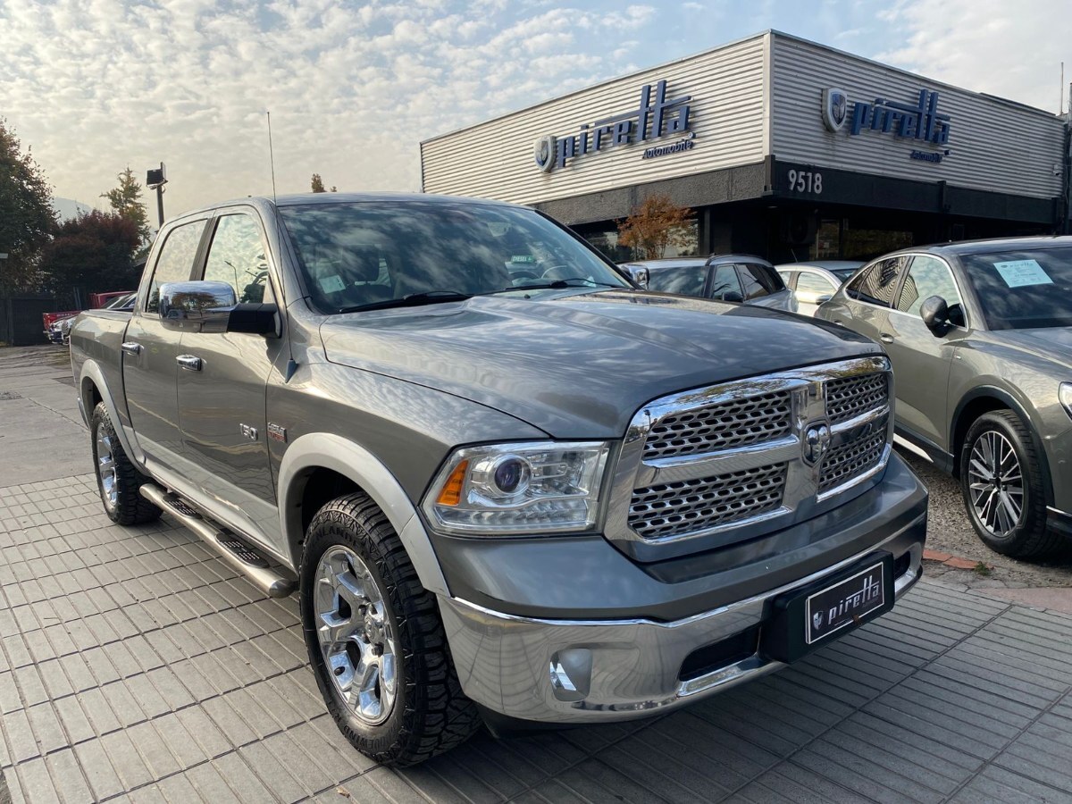 DODGE RAM 1500 LARAMIE HEMI 4X4 2013 EXCELENTE ESTADO - PIRETTA AUTOMOBILE