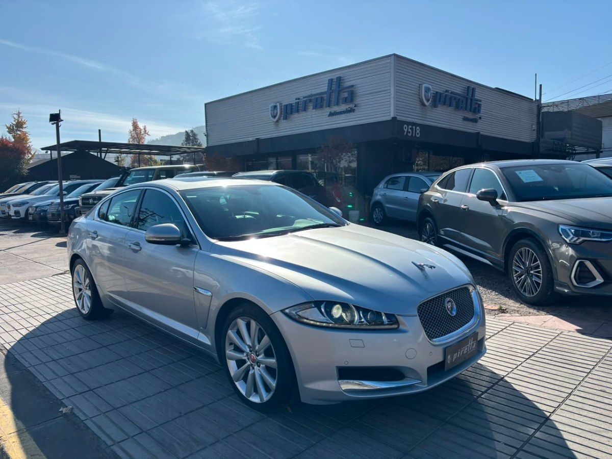 JAGUAR XF 2.0 AUT 2015 IMPECABLE ESTADO - FULL MOTOR