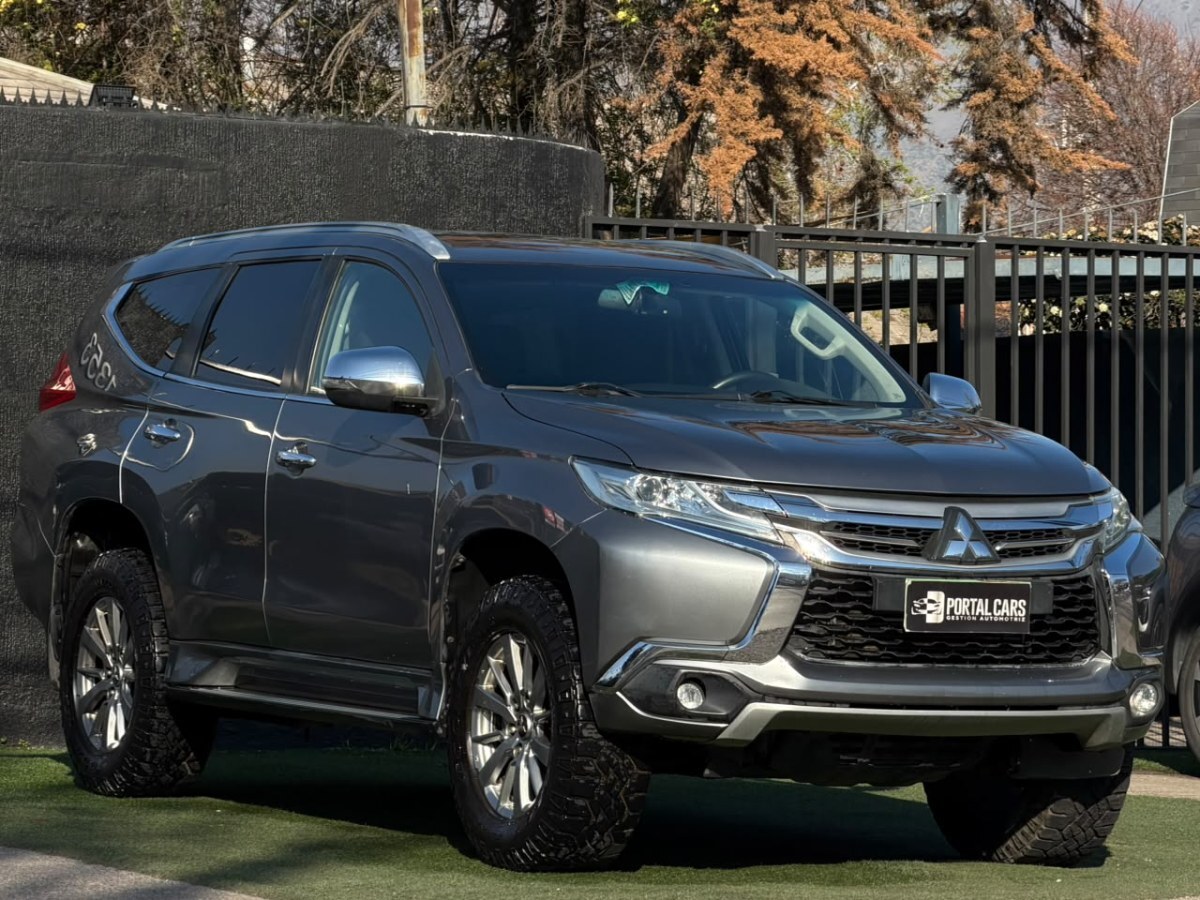 MITSUBISHI MONTERO SPORT 2.4 2018 Excelente estado - FULL MOTOR