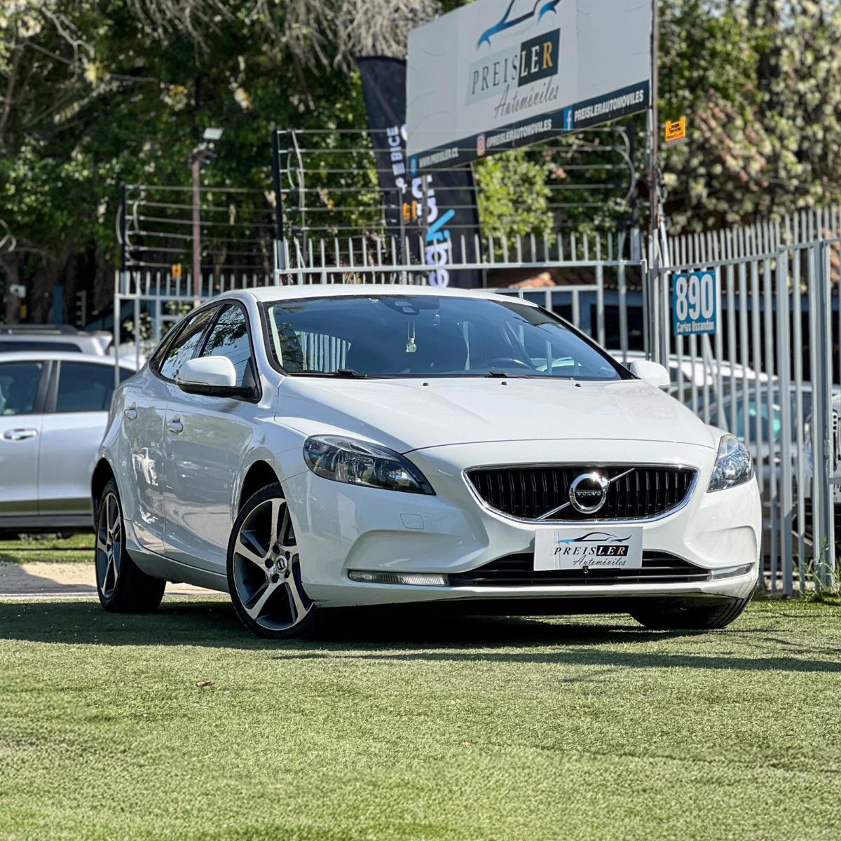 VOLVO V40 D2 DIESEL MECÁNICO 2017 EXCELENTE ESTADO - Preisler Automoviles