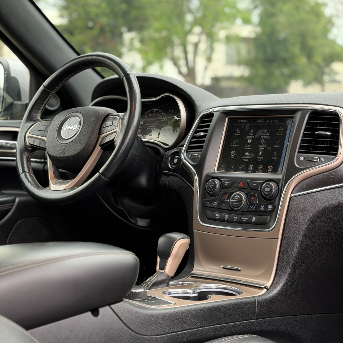 Jeep Grand Cherokee — foto 10 de 27
