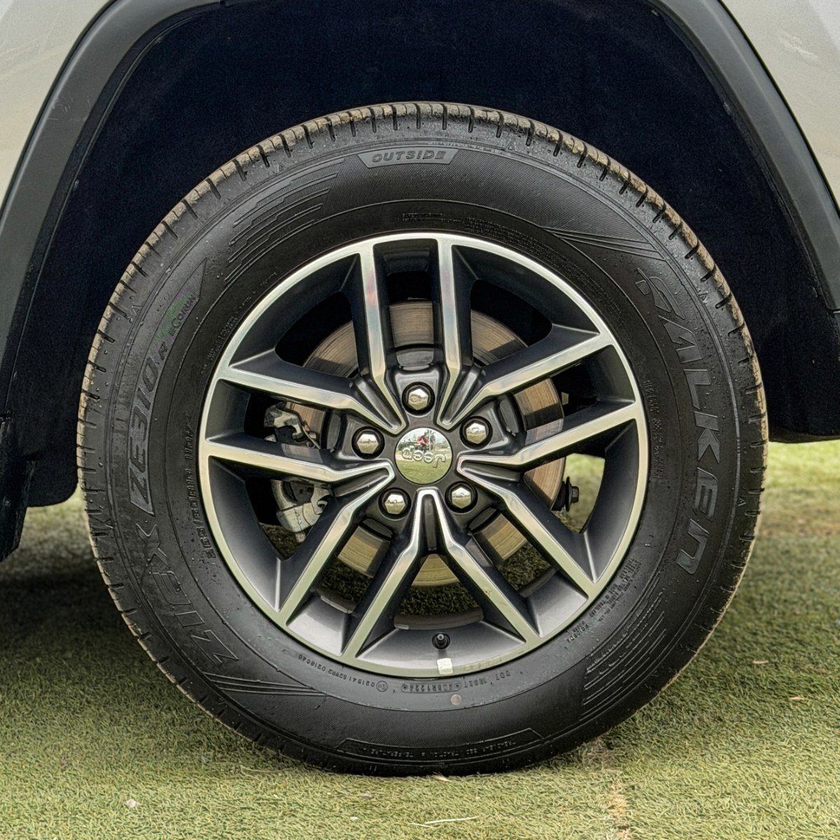 Jeep Grand Cherokee — foto 9 de 27