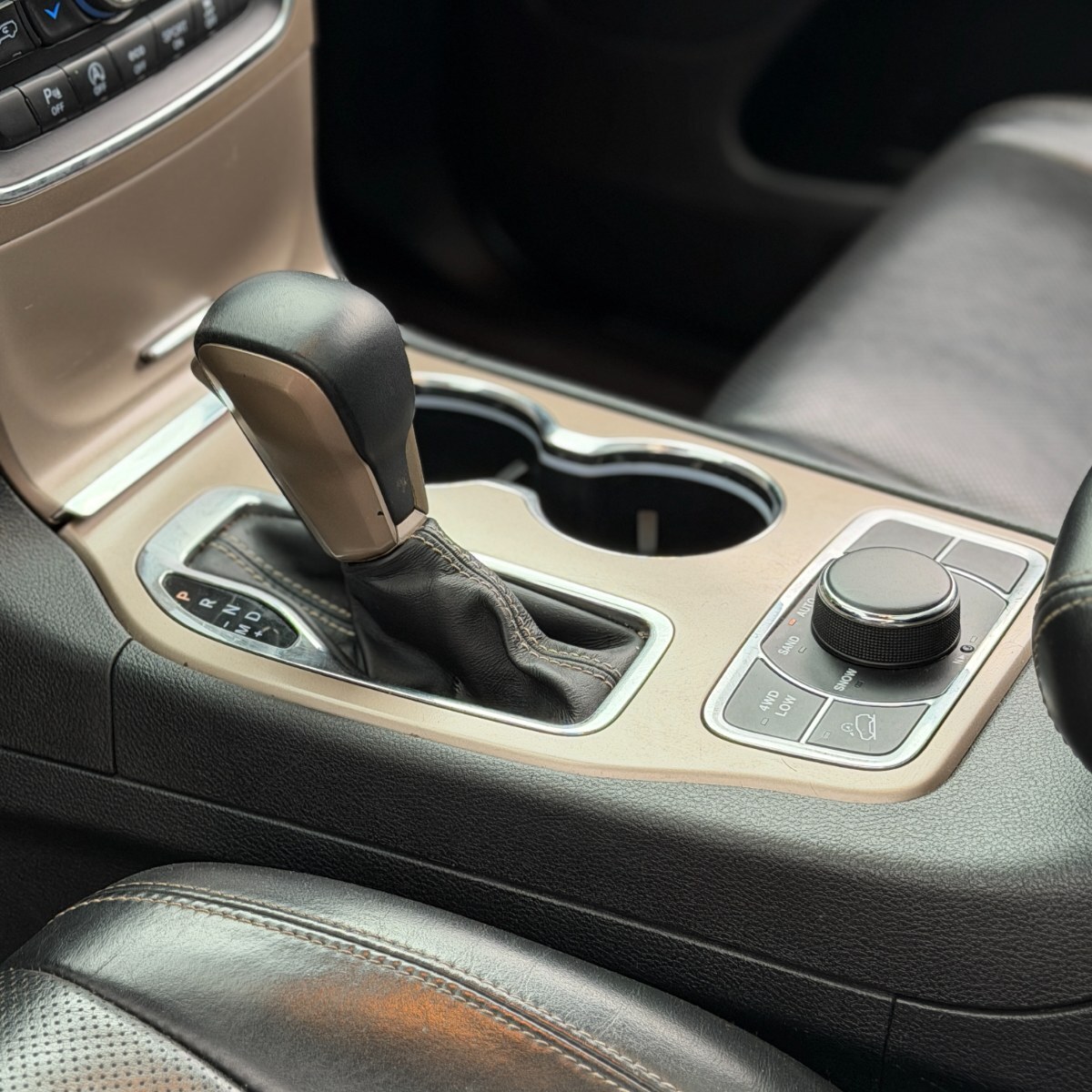 Jeep Grand Cherokee — foto 11 de 27