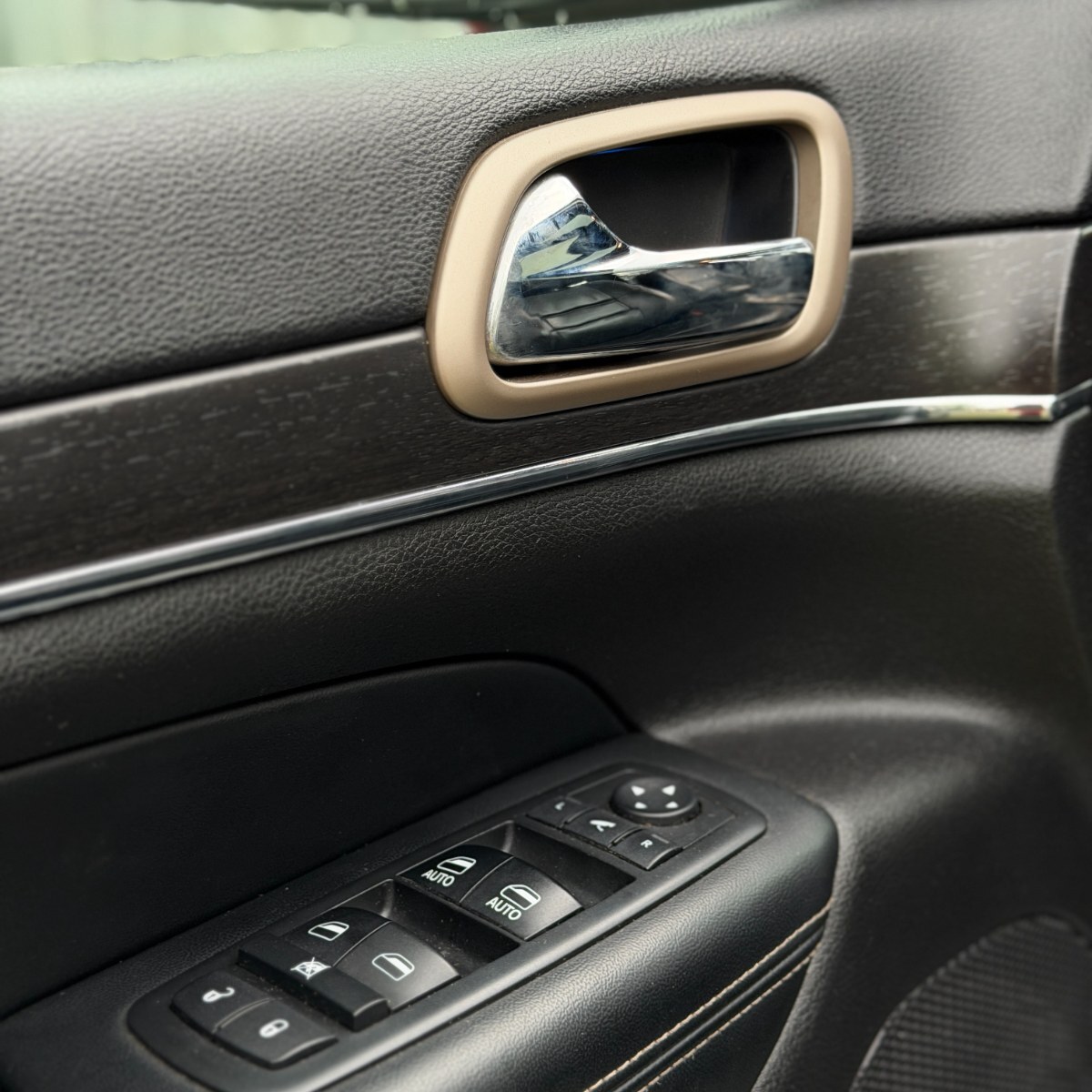 Jeep Grand Cherokee — foto 13 de 27