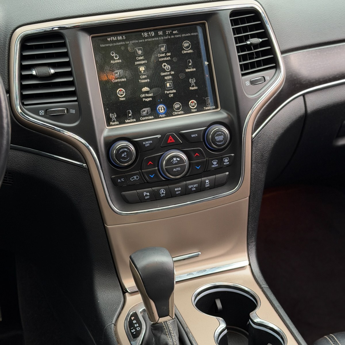 Jeep Grand Cherokee — foto 14 de 27