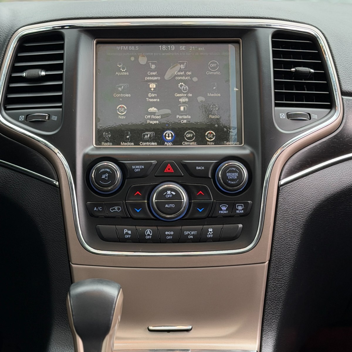 Jeep Grand Cherokee — foto 15 de 27