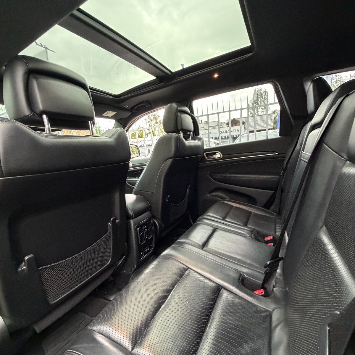 Jeep Grand Cherokee — foto 17 de 27