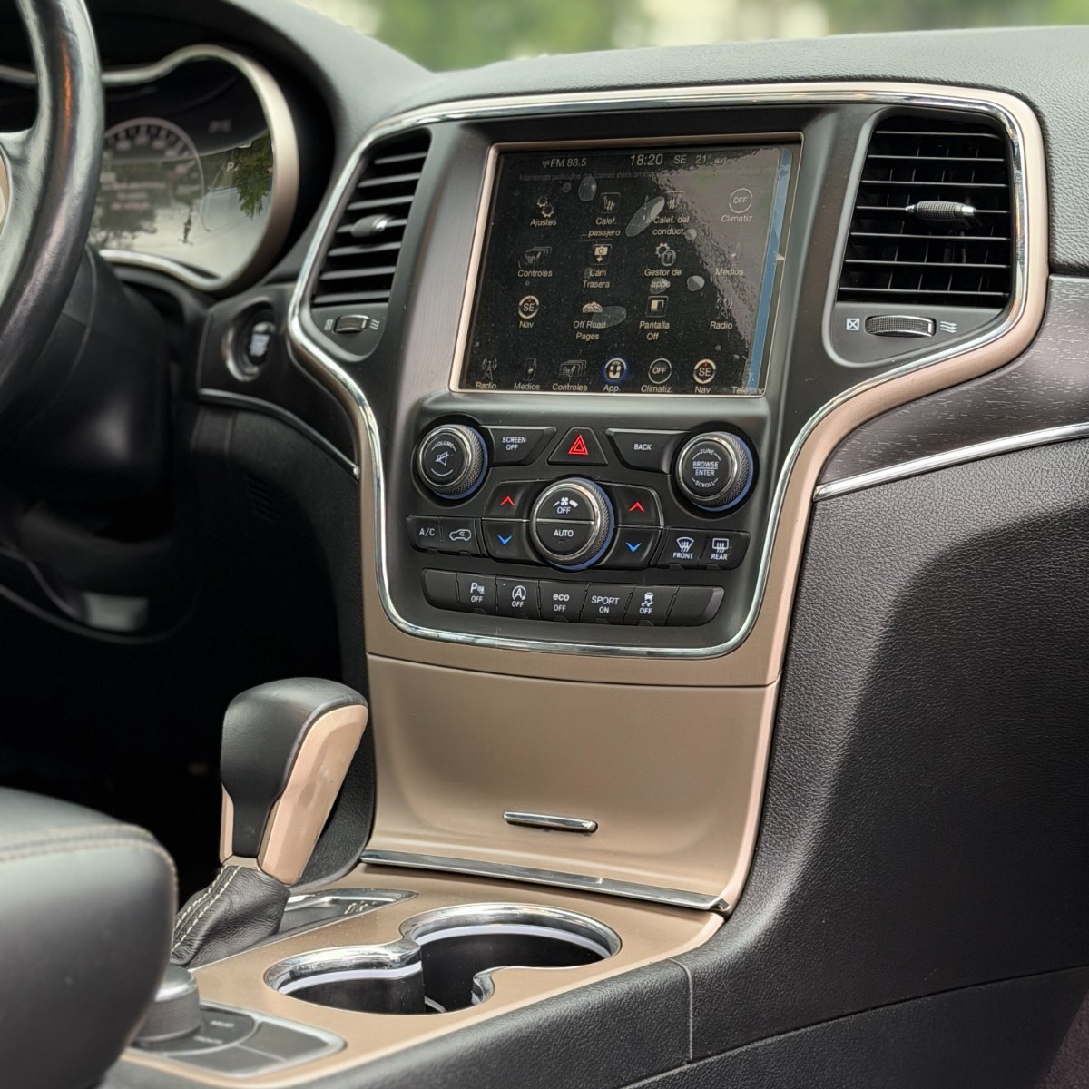 Jeep Grand Cherokee — foto 19 de 27