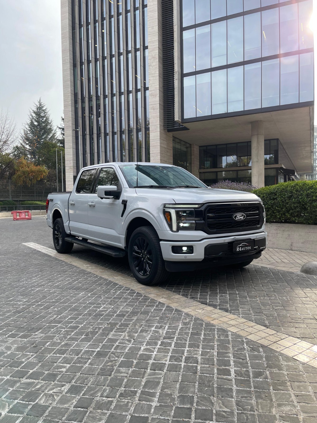 FORD F-150 LARIAT BLACK 2025 - FULL MOTOR