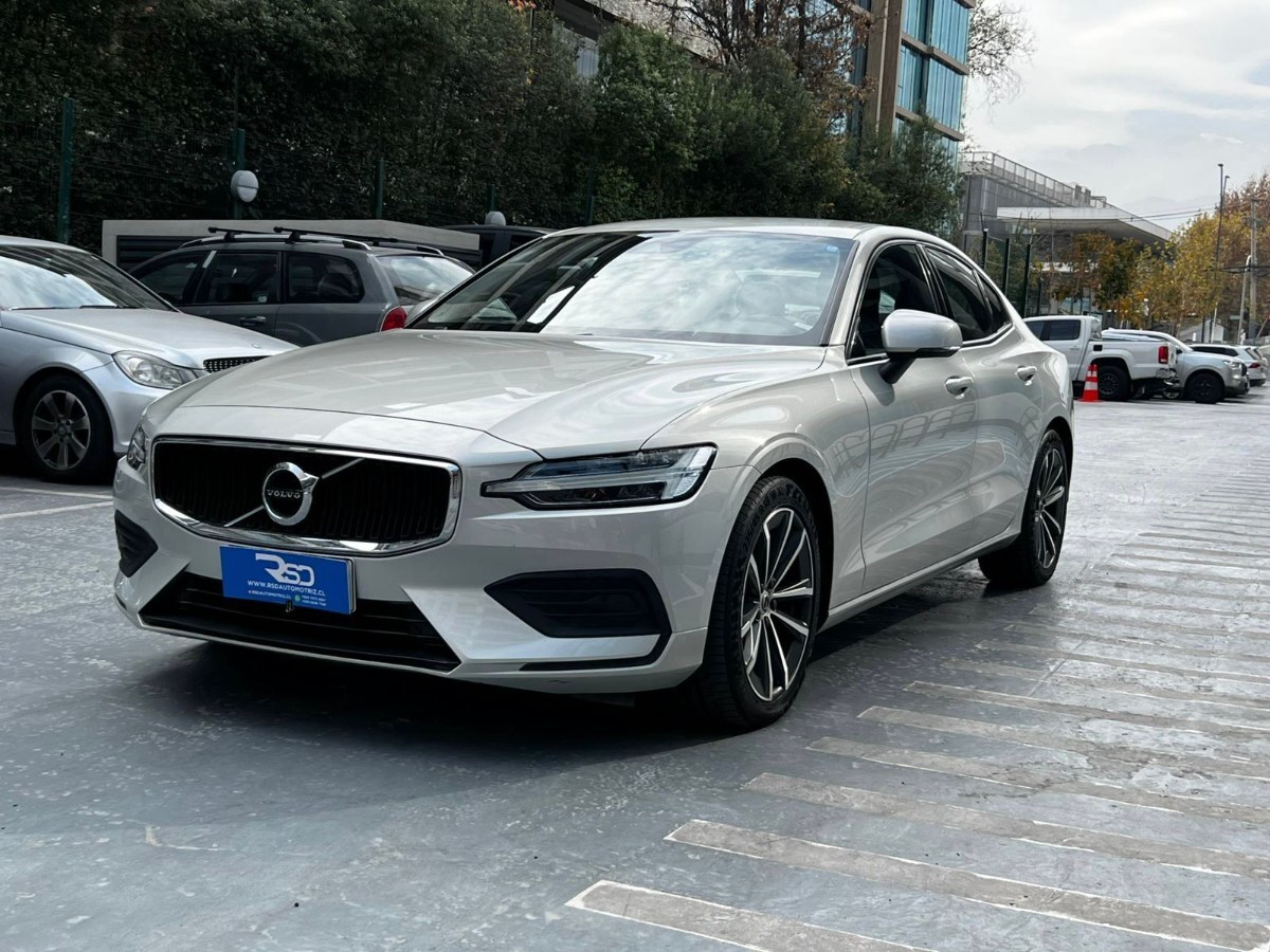 VOLVO S60 MOMENTUM B4 2.0 2022 MANTENIMIENTO AL DÍA - RSD