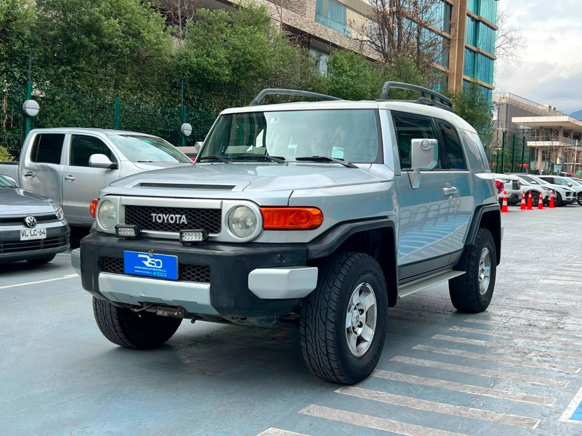 TOYOTA FJ CRUISER 4.0 AT 2009 MANTENIMIENTO AL DIA - FULL MOTOR
