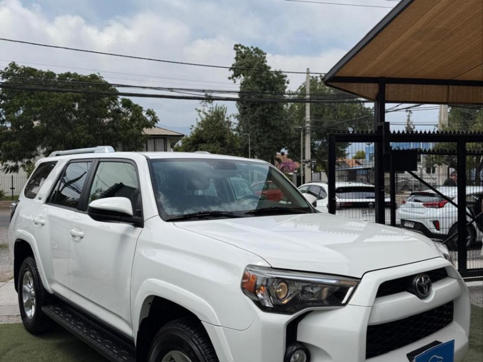 TOYOTA 4 RUNNER SR5 4X4 AUTOMATICA 3 CORRIDAS 2017 UN SOLO DUEÑO MANTENCIONES EN TOYOTA - FULL MOTOR