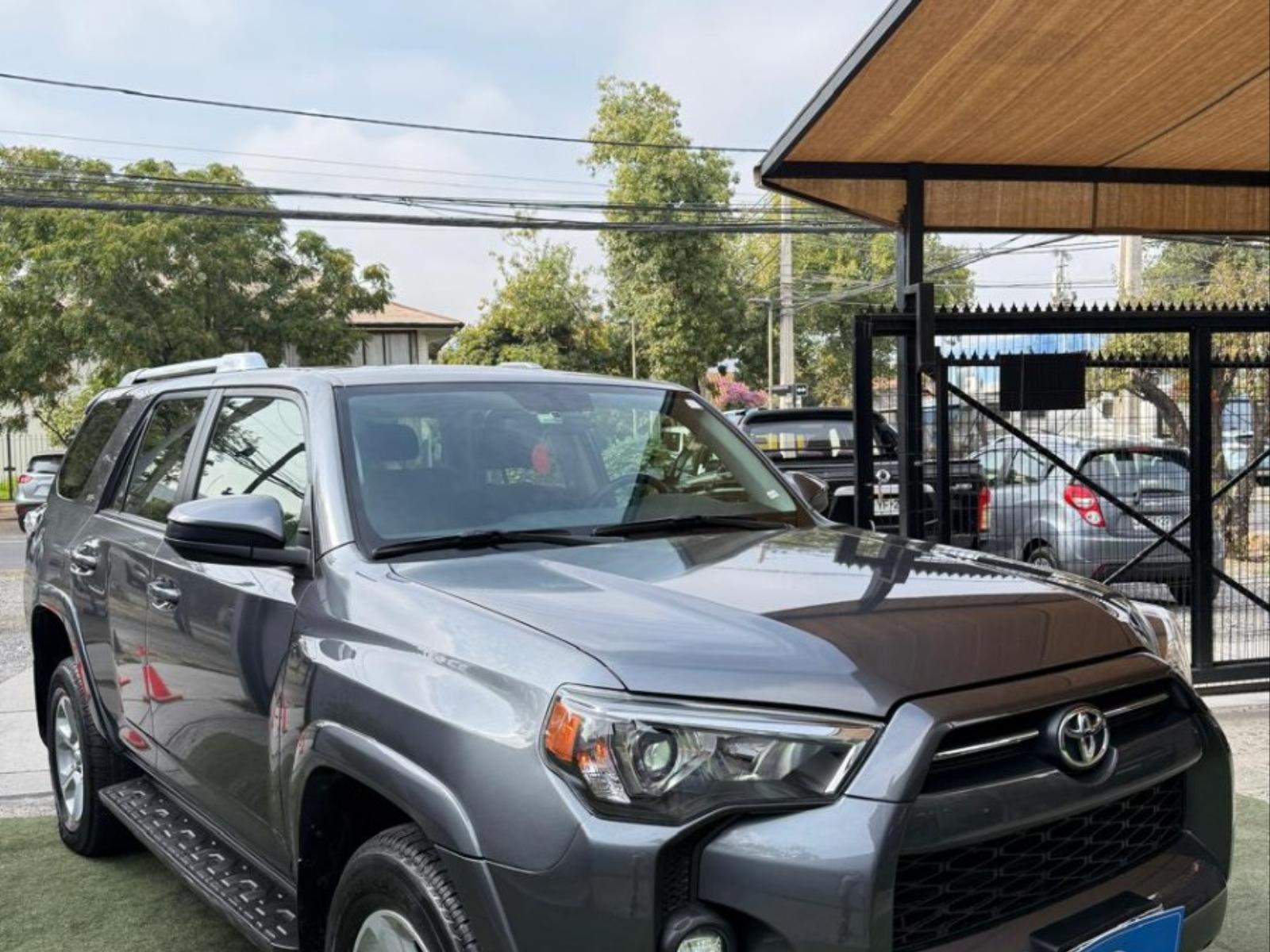 TOYOTA 4 RUNNER SR5 4X4 AUTOMATICA 3 CORRIDAS 2024 FACTURABLE UN SOLO DUEÑO - FULL MOTOR