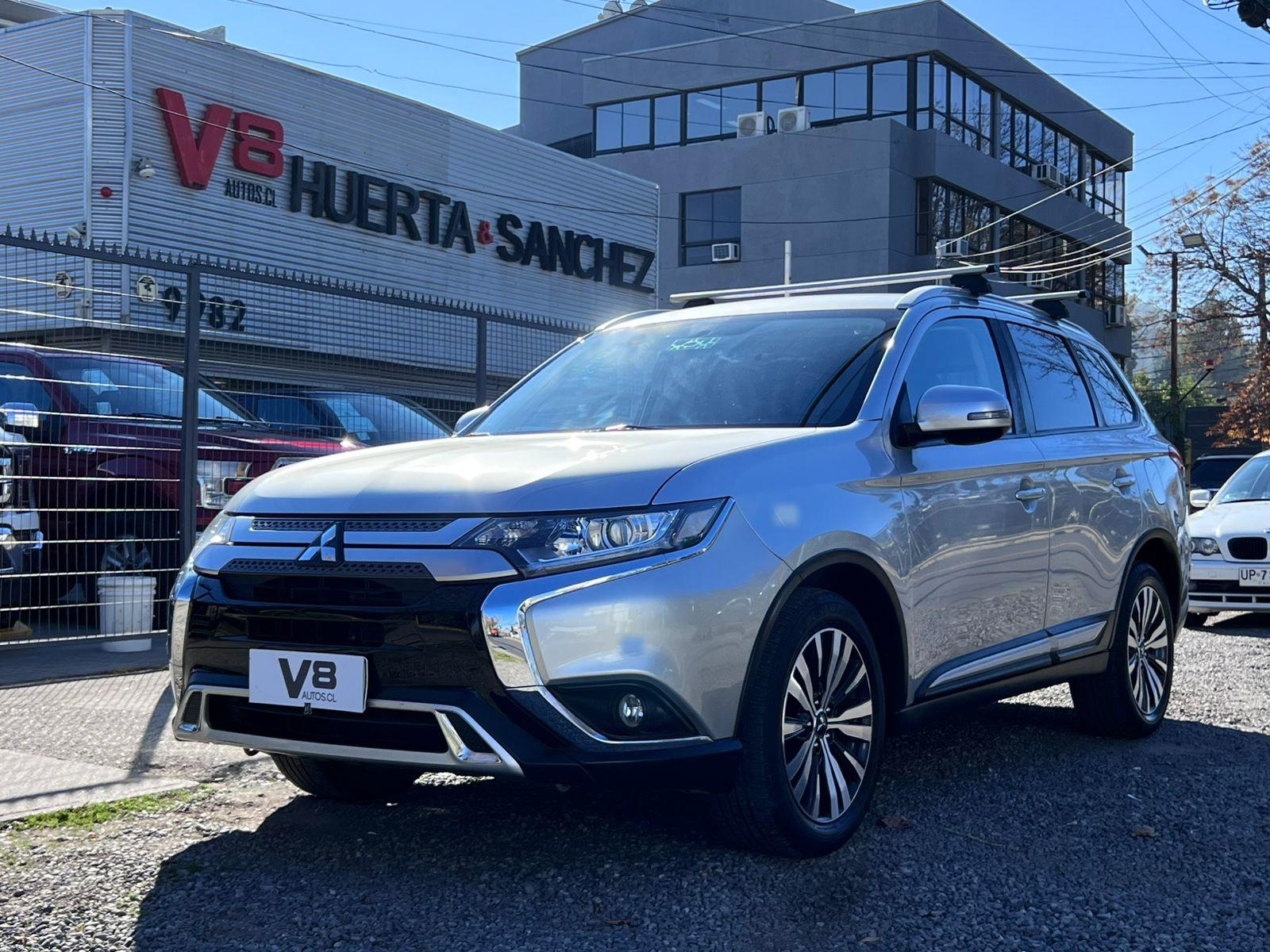 MITSUBISHI OUTLANDER 2.4 4X4 2021 UN DUEÑO MANTENIMIENTO AL DÍA - V8 AUTOS