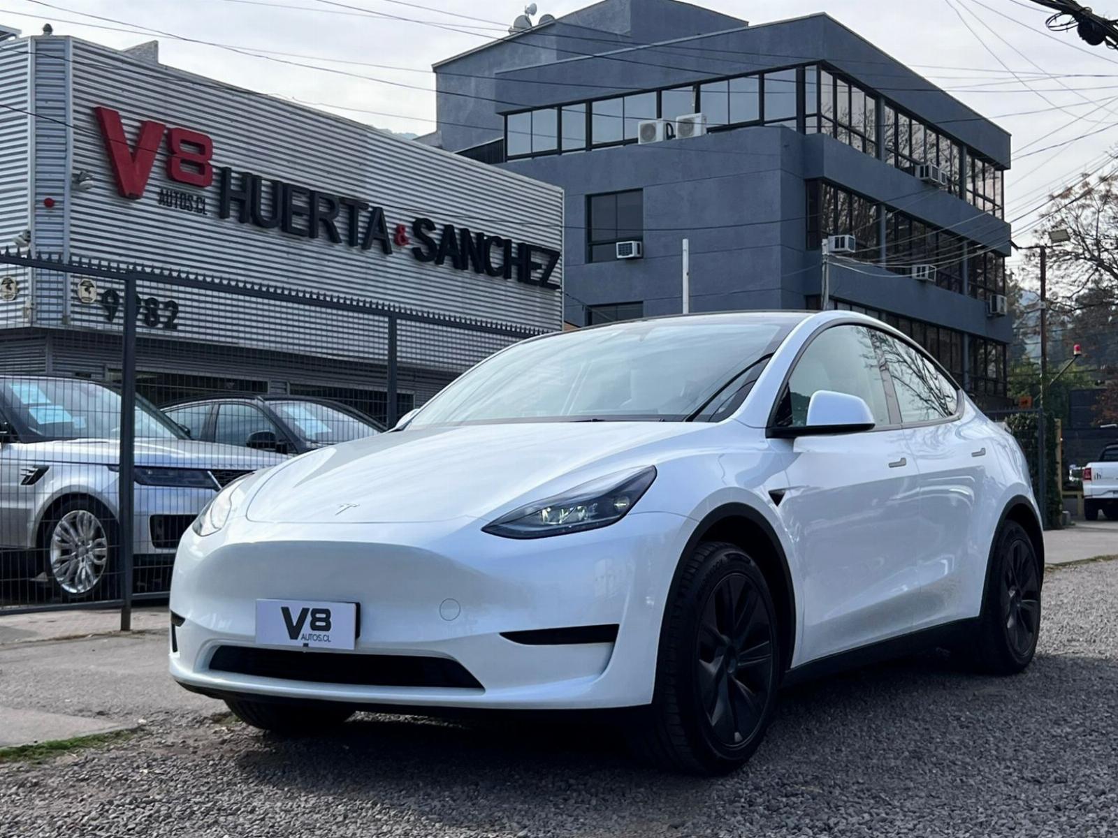 TESLA MODEL Y ELÉCTRICO 2025 UN DUEÑO GARANTÍA VIGENTE - V8 AUTOS