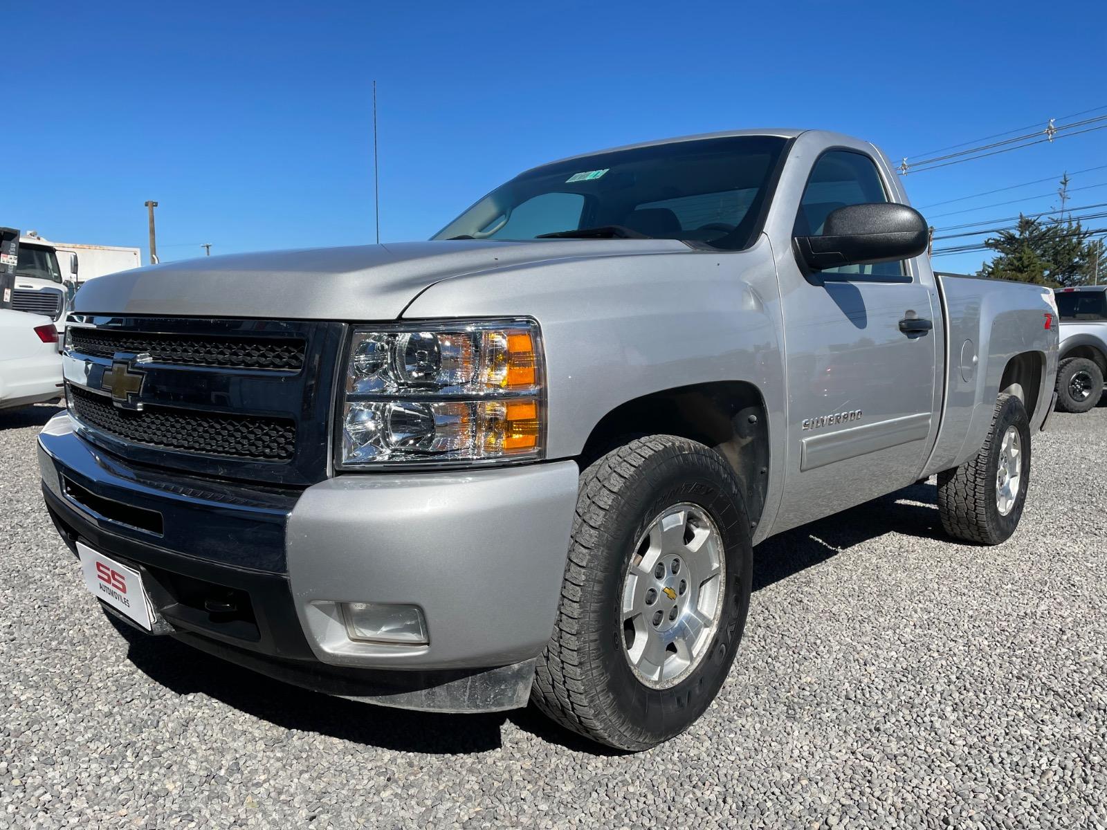 CHEVROLET SILVERADO Z71 5.3  4X4 AT Cabina Simple 2011 Chevrolet Silverado - SS AUTOMOVILES